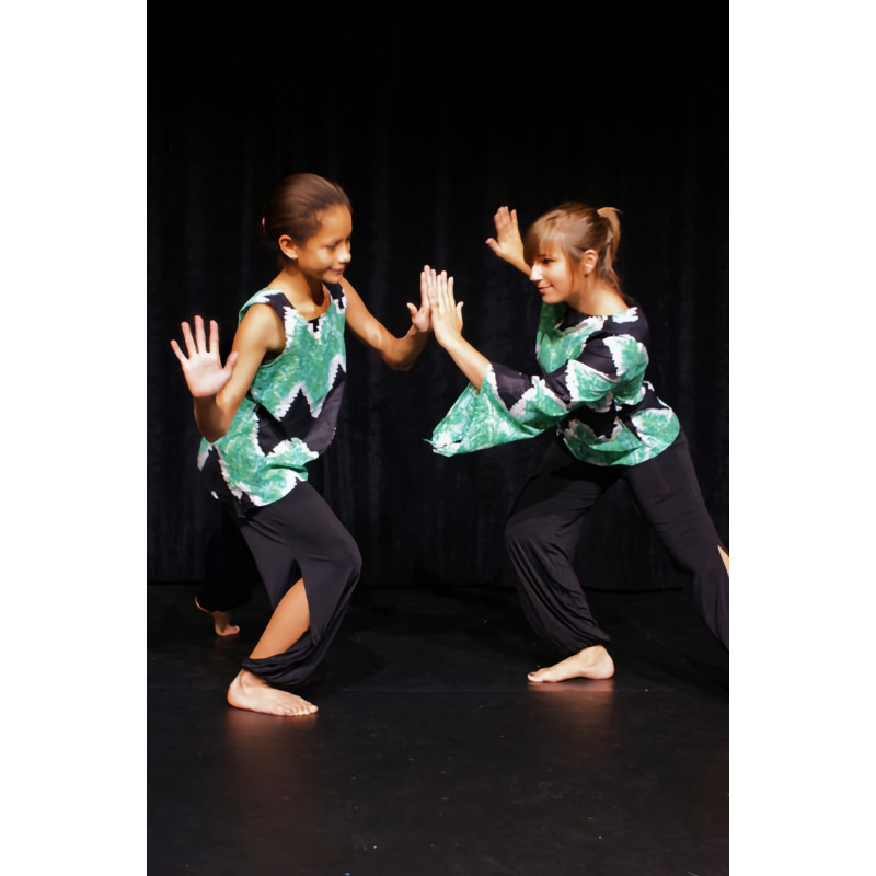 GE1A - Ensemble tribal sarouel fendu noir avec haut en wax vert et noir GE1A - Ensemble tribal sarouel fendu noir avec haut en wax vert et noir