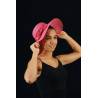 ACCCH13B - Chapeau de paille fuchsia avec une fleur